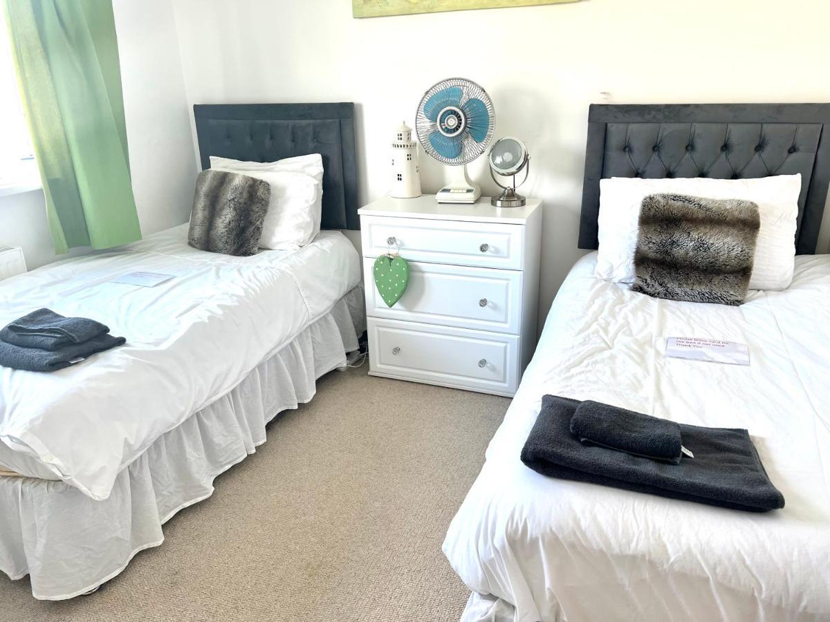 Stunning Beach Front House - Sleeps 6 Pwllheli Exterior photo