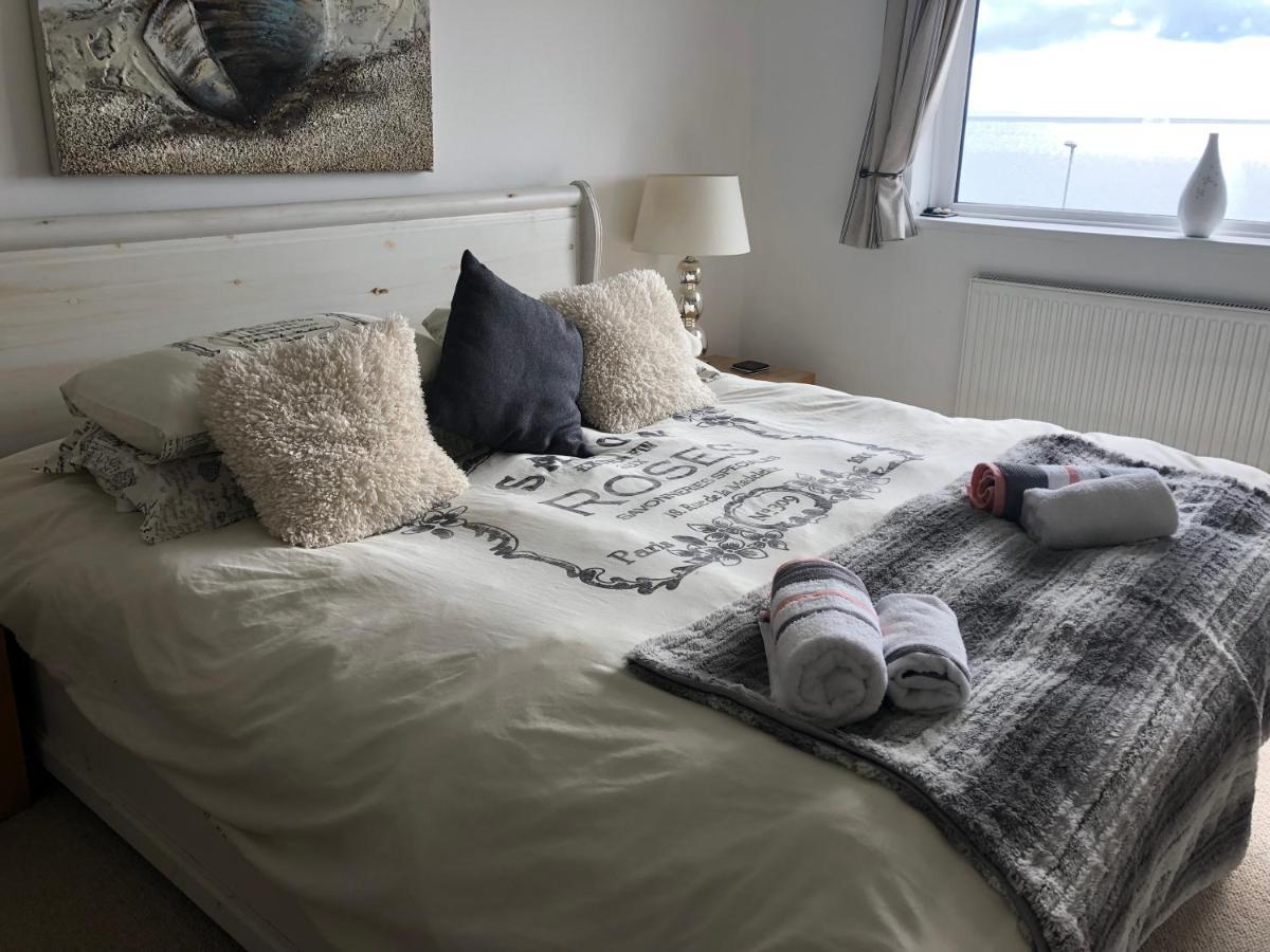 Stunning Beach Front House - Sleeps 6 Pwllheli Exterior photo